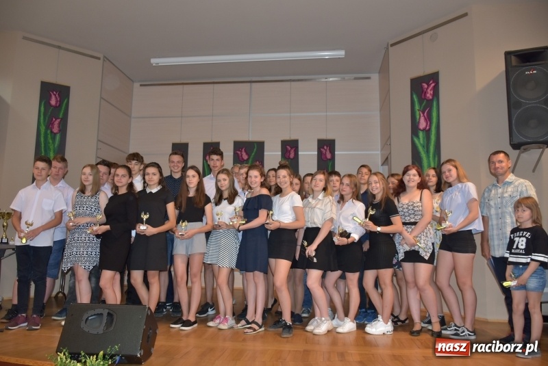Zdjęcie w galerii na portalu naszraciborz.pl: Wyróżniający się uczniowie gminy Krzyżanowice z nagrodami [FOTO] wiadomości z regionu