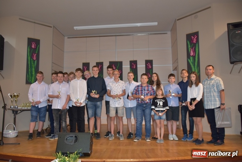 Zdjęcie w galerii na portalu naszraciborz.pl: Wyróżniający się uczniowie gminy Krzyżanowice z nagrodami [FOTO] wiadomości z regionu