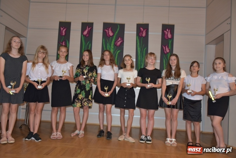 Zdjęcie w galerii na portalu naszraciborz.pl: Wyróżniający się uczniowie gminy Krzyżanowice z nagrodami [FOTO] wiadomości z regionu