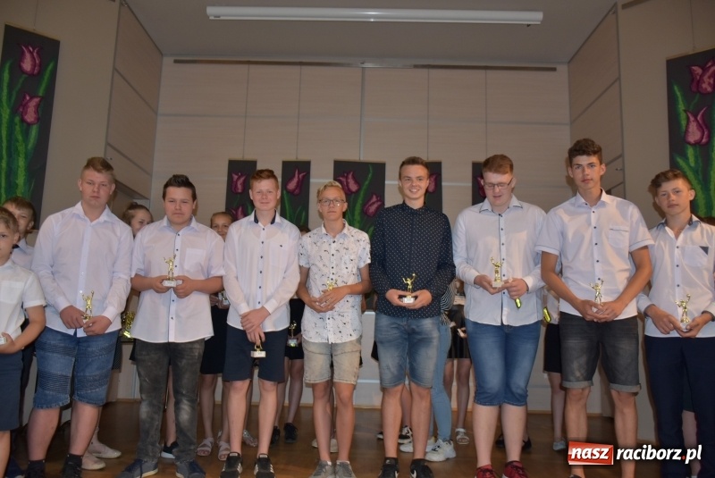 Zdjęcie w galerii na portalu naszraciborz.pl: Wyróżniający się uczniowie gminy Krzyżanowice z nagrodami [FOTO] wiadomości z regionu