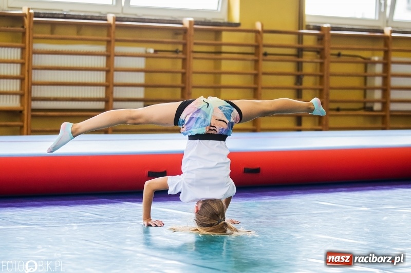 Zdjęcie w galerii na portalu naszraciborz.pl: Pokazy akrobatyki w Międzyszkolnym Ośrodku Sportowym w Raciborzu wiadomości z regionu