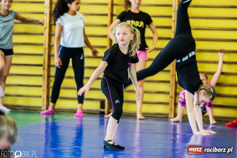 Zdjęcie w galerii na portalu naszraciborz.pl: Pokazy akrobatyki w Międzyszkolnym Ośrodku Sportowym w Raciborzu wiadomości z regionu