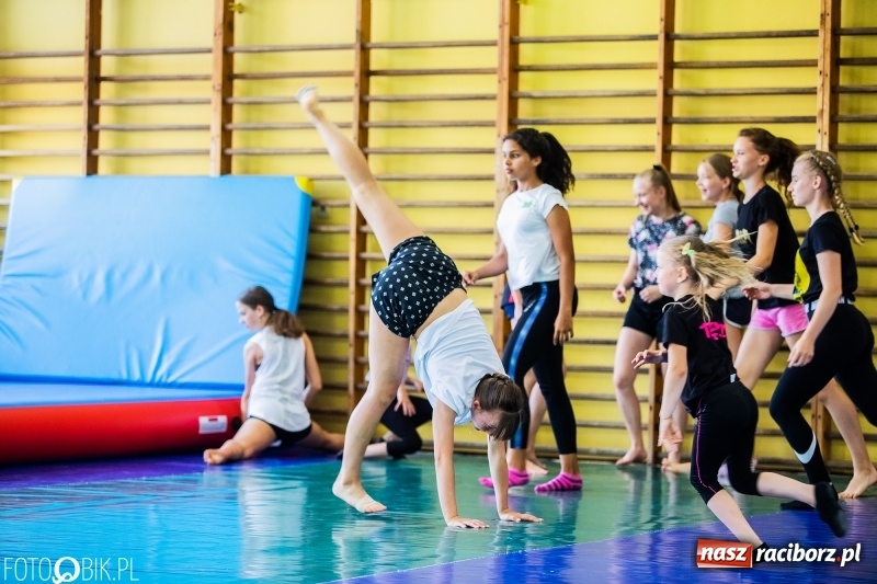 Zdjęcie w galerii na portalu naszraciborz.pl: Pokazy akrobatyki w Międzyszkolnym Ośrodku Sportowym w Raciborzu wiadomości z regionu