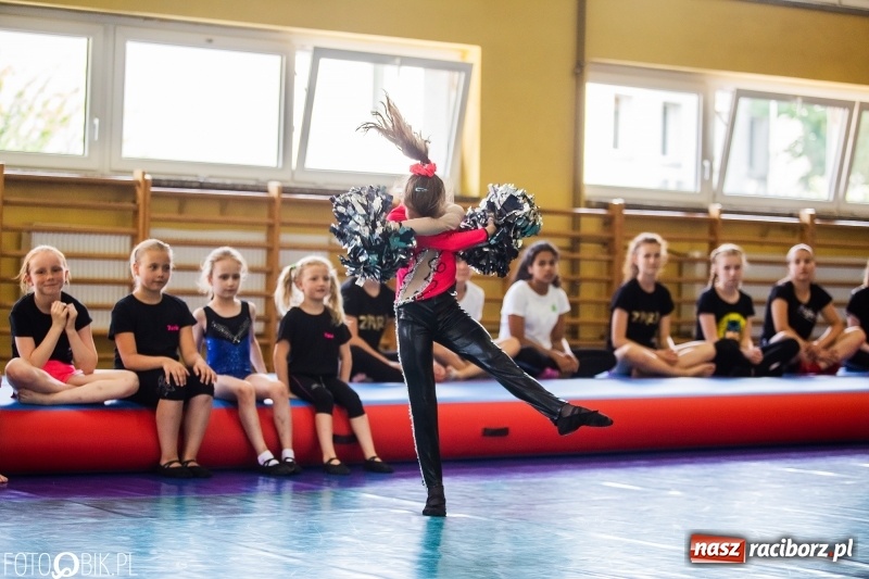 Zdjęcie w galerii na portalu naszraciborz.pl: Pokazy akrobatyki w Międzyszkolnym Ośrodku Sportowym w Raciborzu wiadomości z regionu