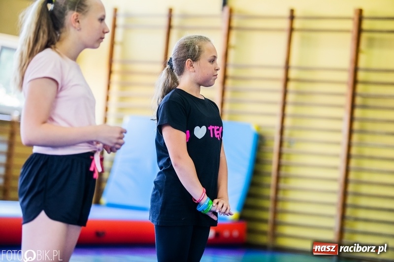 Zdjęcie w galerii na portalu naszraciborz.pl: Pokazy akrobatyki w Międzyszkolnym Ośrodku Sportowym w Raciborzu wiadomości z regionu