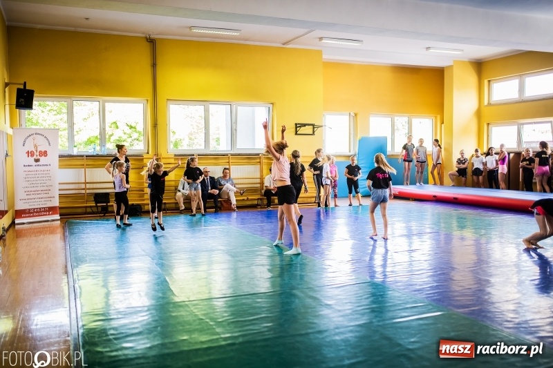 Zdjęcie w galerii na portalu naszraciborz.pl: Pokazy akrobatyki w Międzyszkolnym Ośrodku Sportowym w Raciborzu wiadomości z regionu