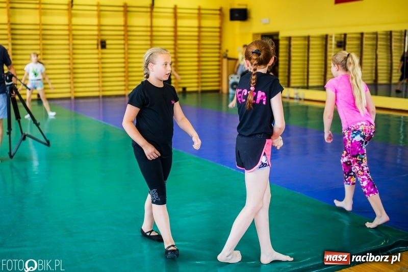 Zdjęcie w galerii na portalu naszraciborz.pl: Pokazy akrobatyki w Międzyszkolnym Ośrodku Sportowym w Raciborzu wiadomości z regionu