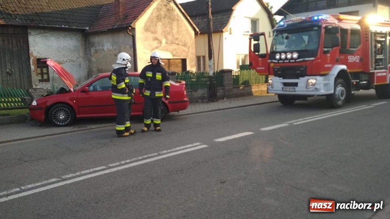 Zdjęcie w galerii na portalu naszraciborz.pl: Skoda w płocie, kierowca zbiegł [FOTO]  wiadomości z regionu