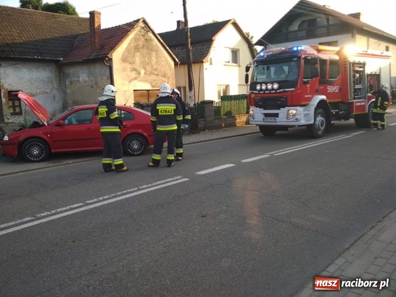 Zdjęcie w galerii na portalu naszraciborz.pl: Skoda w płocie, kierowca zbiegł [FOTO]  wiadomości z regionu