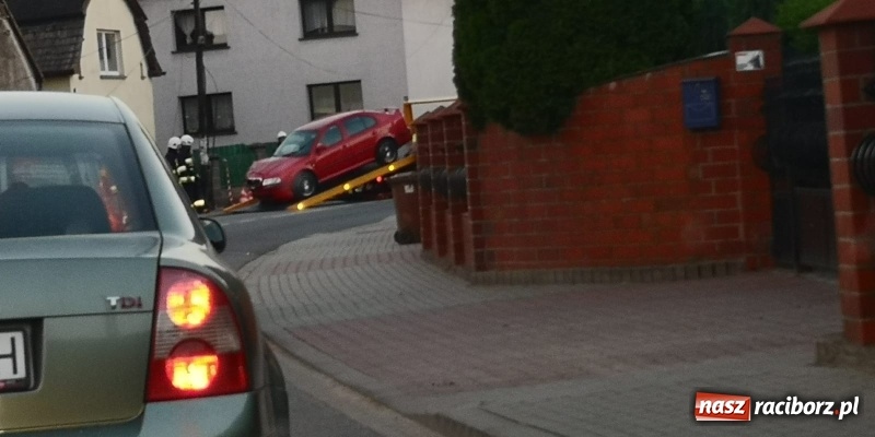 Zdjęcie w galerii na portalu naszraciborz.pl: Skoda w płocie, kierowca zbiegł [FOTO]  wiadomości z regionu