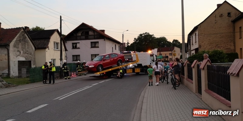 Zdjęcie w galerii na portalu naszraciborz.pl: Skoda w płocie, kierowca zbiegł [FOTO]  wiadomości z regionu