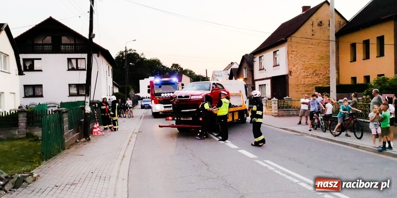 Zdjęcie w galerii na portalu naszraciborz.pl: Skoda w płocie, kierowca zbiegł [FOTO]  wiadomości z regionu