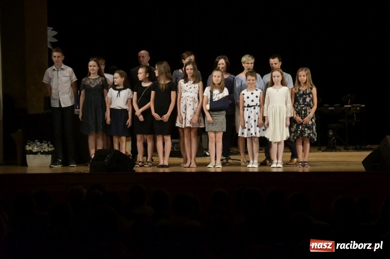 Zdjęcie w galerii na portalu naszraciborz.pl: Gala Laureatów oraz Augustyny – SP18 nagrodziła swoich najlepszych uczniów wiadomości z regionu