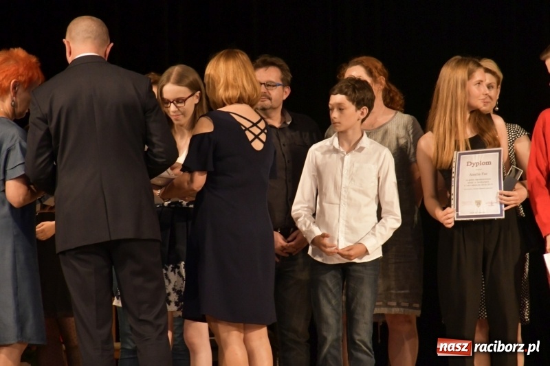 Zdjęcie w galerii na portalu naszraciborz.pl: Gala Laureatów oraz Augustyny – SP18 nagrodziła swoich najlepszych uczniów wiadomości z regionu