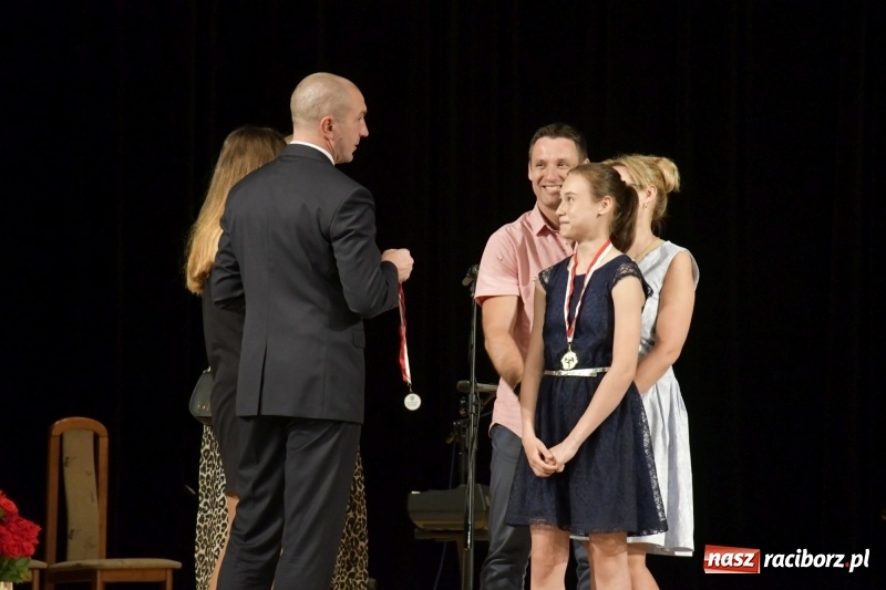 Zdjęcie w galerii na portalu naszraciborz.pl: Gala Laureatów oraz Augustyny – SP18 nagrodziła swoich najlepszych uczniów wiadomości z regionu