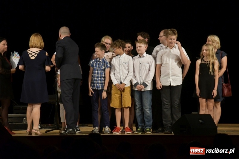 Zdjęcie w galerii na portalu naszraciborz.pl: Gala Laureatów oraz Augustyny – SP18 nagrodziła swoich najlepszych uczniów wiadomości z regionu