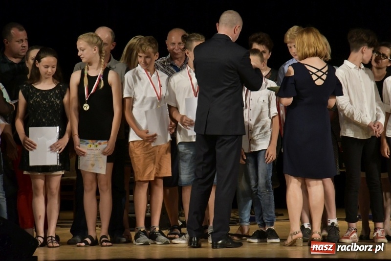 Zdjęcie w galerii na portalu naszraciborz.pl: Gala Laureatów oraz Augustyny – SP18 nagrodziła swoich najlepszych uczniów wiadomości z regionu