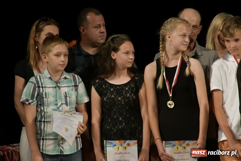 Zdjęcie w galerii na portalu naszraciborz.pl: Gala Laureatów oraz Augustyny – SP18 nagrodziła swoich najlepszych uczniów wiadomości z regionu