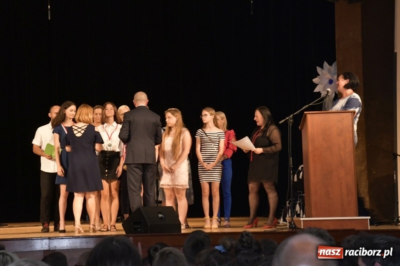 Zdjęcie w galerii na portalu naszraciborz.pl: Gala Laureatów oraz Augustyny – SP18 nagrodziła swoich najlepszych uczniów wiadomości z regionu