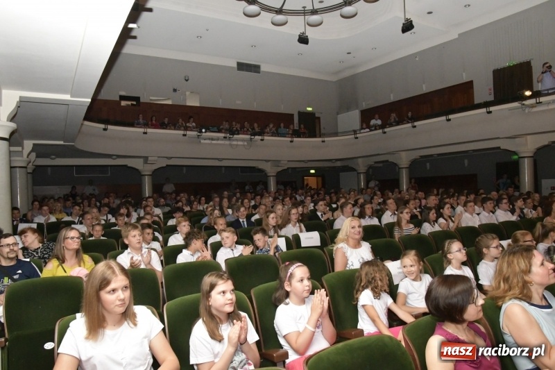 Zdjęcie w galerii na portalu naszraciborz.pl: Gala Laureatów oraz Augustyny – SP18 nagrodziła swoich najlepszych uczniów wiadomości z regionu