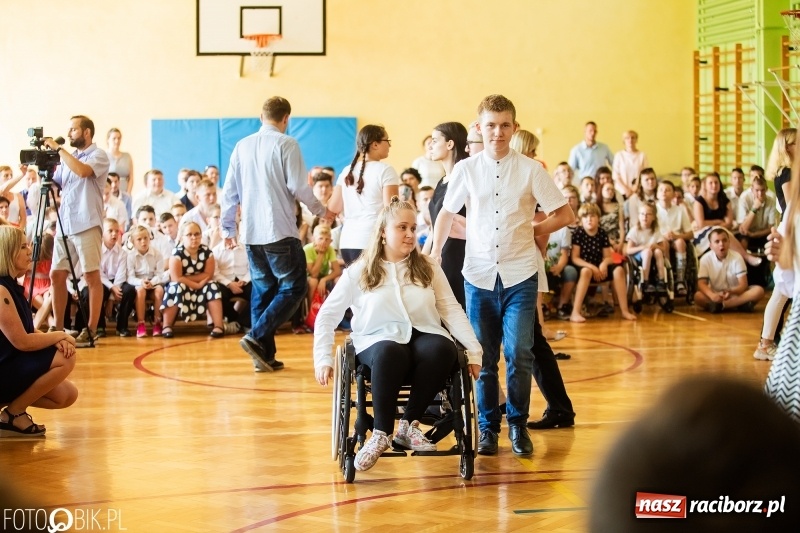 Zdjęcie w galerii na portalu naszraciborz.pl: 70-lecie szkoły specjalnej. Urodziny przed ostatnim dzwonkiem [FOTO i WIDEO] wiadomości z regionu