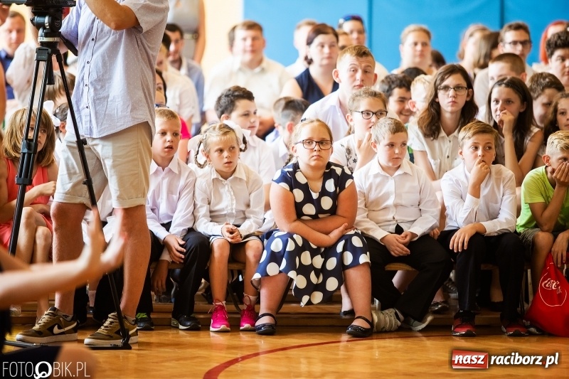 Zdjęcie w galerii na portalu naszraciborz.pl: 70-lecie szkoły specjalnej. Urodziny przed ostatnim dzwonkiem [FOTO i WIDEO] wiadomości z regionu