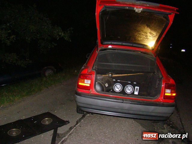 Zdjęcie w galerii na portalu naszraciborz.pl: Po wypadku uciekli z tablicami w las wiadomości z regionu