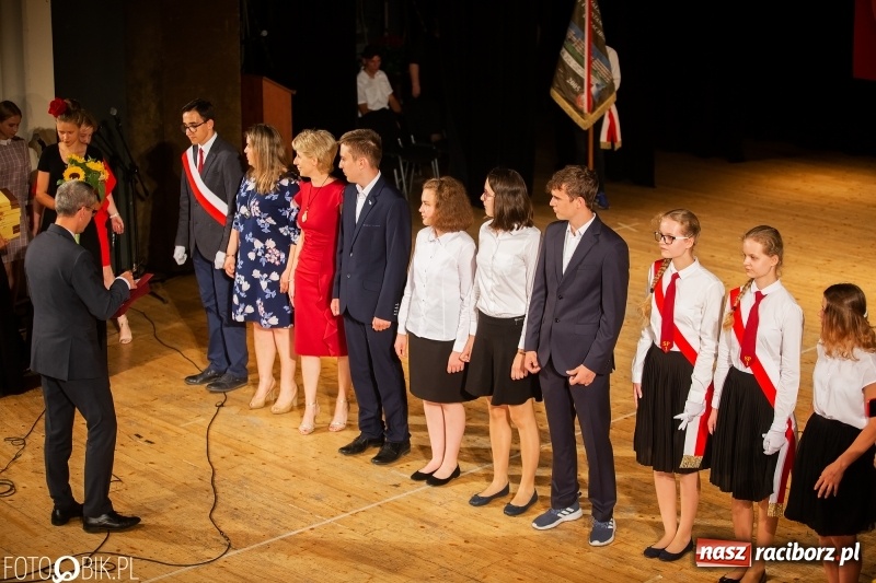 Zdjęcie w galerii na portalu naszraciborz.pl: Miejskie zakończenie roku szkolnego i nagrody dla najlepszych z najlepszych [FOTO i WIDEO] wiadomości z regionu