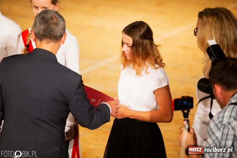 Zdjęcie w galerii na portalu naszraciborz.pl: Miejskie zakończenie roku szkolnego i nagrody dla najlepszych z najlepszych [FOTO i WIDEO] wiadomości z regionu