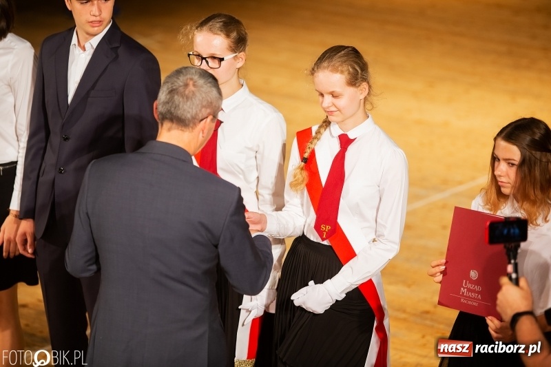 Zdjęcie w galerii na portalu naszraciborz.pl: Miejskie zakończenie roku szkolnego i nagrody dla najlepszych z najlepszych [FOTO i WIDEO] wiadomości z regionu