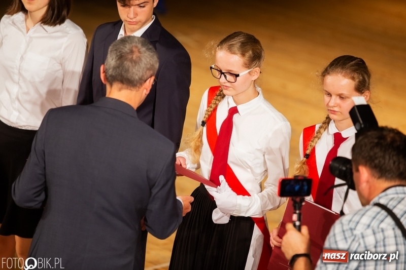 Zdjęcie w galerii na portalu naszraciborz.pl: Miejskie zakończenie roku szkolnego i nagrody dla najlepszych z najlepszych [FOTO i WIDEO] wiadomości z regionu