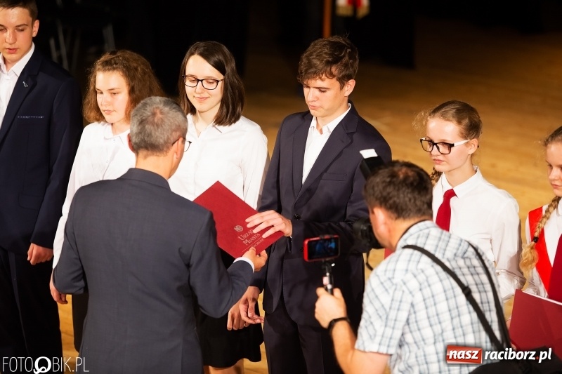 Zdjęcie w galerii na portalu naszraciborz.pl: Miejskie zakończenie roku szkolnego i nagrody dla najlepszych z najlepszych [FOTO i WIDEO] wiadomości z regionu