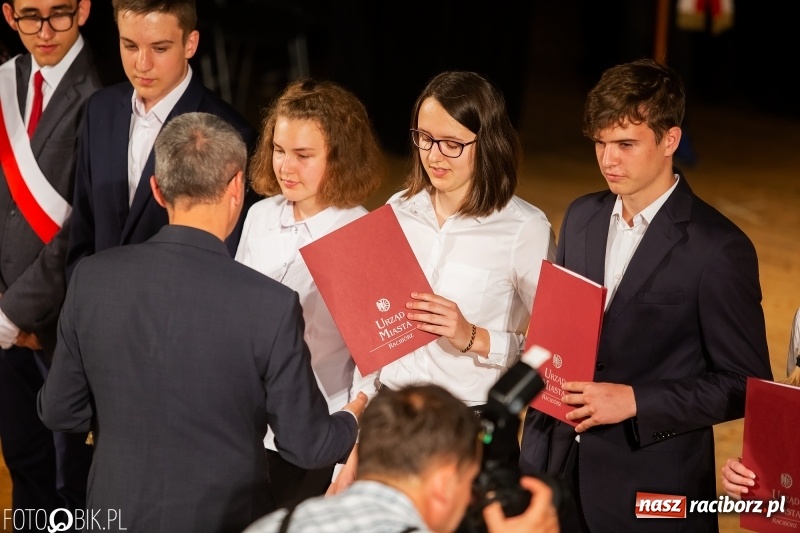 Zdjęcie w galerii na portalu naszraciborz.pl: Miejskie zakończenie roku szkolnego i nagrody dla najlepszych z najlepszych [FOTO i WIDEO] wiadomości z regionu