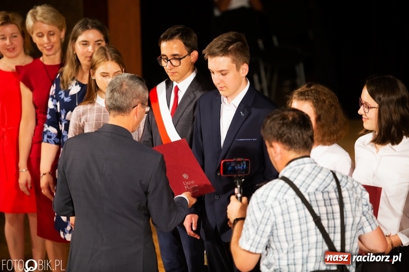 Zdjęcie w galerii na portalu naszraciborz.pl: Miejskie zakończenie roku szkolnego i nagrody dla najlepszych z najlepszych [FOTO i WIDEO] wiadomości z regionu