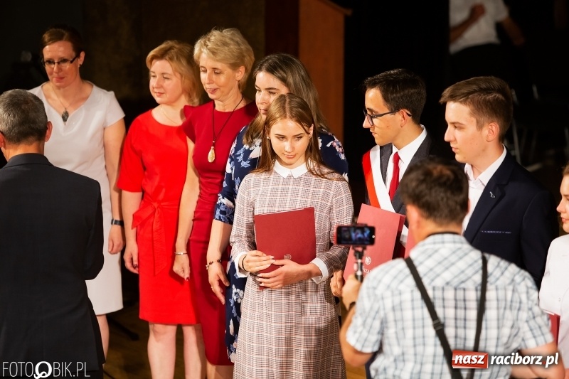 Zdjęcie w galerii na portalu naszraciborz.pl: Miejskie zakończenie roku szkolnego i nagrody dla najlepszych z najlepszych [FOTO i WIDEO] wiadomości z regionu