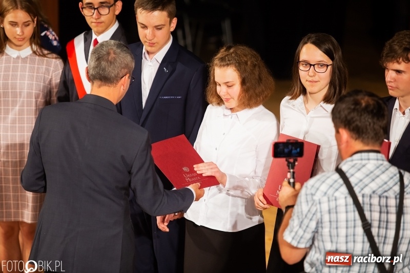 Zdjęcie w galerii na portalu naszraciborz.pl: Miejskie zakończenie roku szkolnego i nagrody dla najlepszych z najlepszych [FOTO i WIDEO] wiadomości z regionu