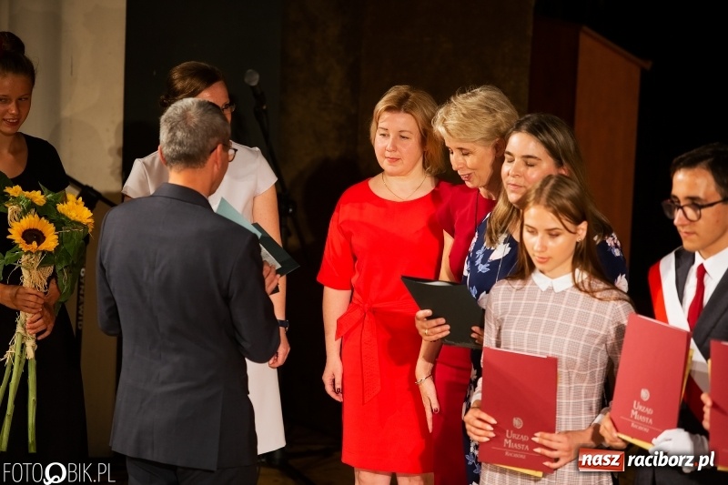 Zdjęcie w galerii na portalu naszraciborz.pl: Miejskie zakończenie roku szkolnego i nagrody dla najlepszych z najlepszych [FOTO i WIDEO] wiadomości z regionu