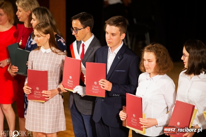 Zdjęcie w galerii na portalu naszraciborz.pl: Miejskie zakończenie roku szkolnego i nagrody dla najlepszych z najlepszych [FOTO i WIDEO] wiadomości z regionu