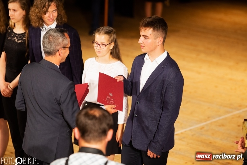 Zdjęcie w galerii na portalu naszraciborz.pl: Miejskie zakończenie roku szkolnego i nagrody dla najlepszych z najlepszych [FOTO i WIDEO] wiadomości z regionu