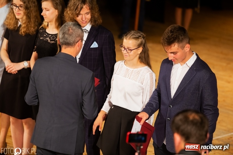 Zdjęcie w galerii na portalu naszraciborz.pl: Miejskie zakończenie roku szkolnego i nagrody dla najlepszych z najlepszych [FOTO i WIDEO] wiadomości z regionu