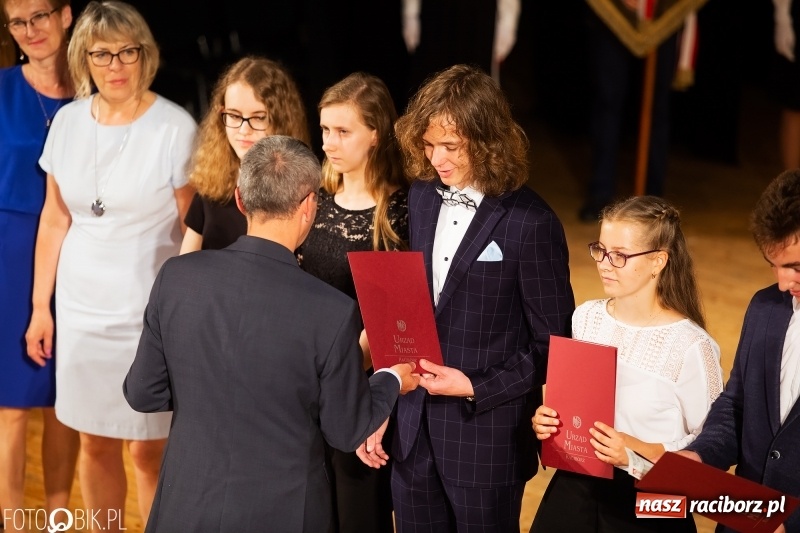 Zdjęcie w galerii na portalu naszraciborz.pl: Miejskie zakończenie roku szkolnego i nagrody dla najlepszych z najlepszych [FOTO i WIDEO] wiadomości z regionu