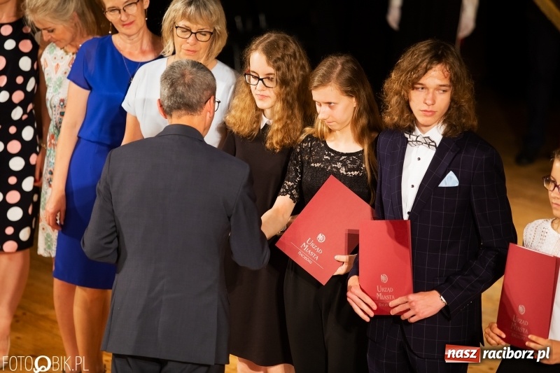 Zdjęcie w galerii na portalu naszraciborz.pl: Miejskie zakończenie roku szkolnego i nagrody dla najlepszych z najlepszych [FOTO i WIDEO] wiadomości z regionu