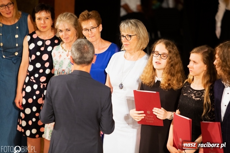 Zdjęcie w galerii na portalu naszraciborz.pl: Miejskie zakończenie roku szkolnego i nagrody dla najlepszych z najlepszych [FOTO i WIDEO] wiadomości z regionu