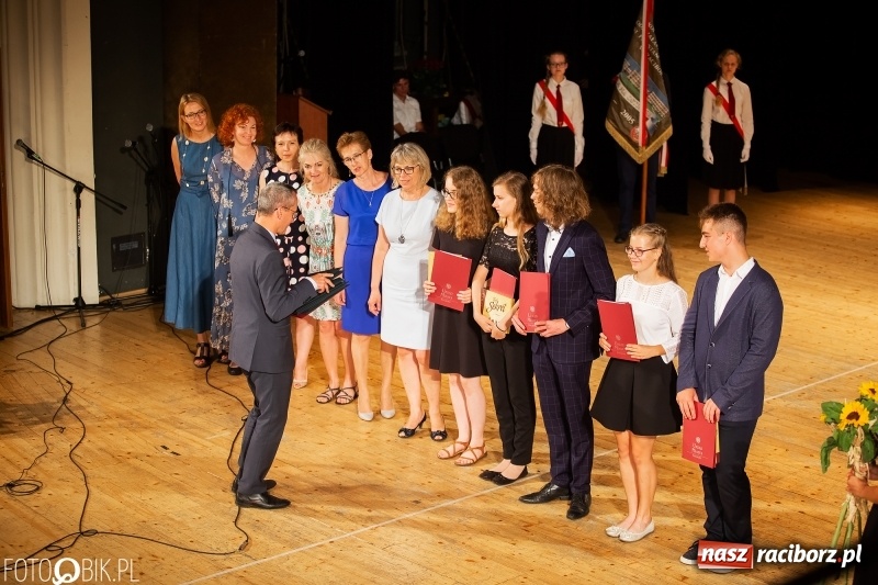 Zdjęcie w galerii na portalu naszraciborz.pl: Miejskie zakończenie roku szkolnego i nagrody dla najlepszych z najlepszych [FOTO i WIDEO] wiadomości z regionu