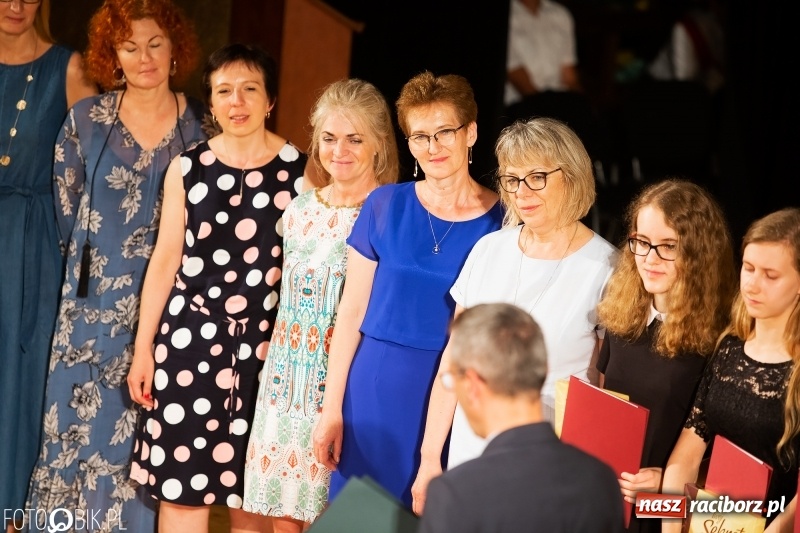 Zdjęcie w galerii na portalu naszraciborz.pl: Miejskie zakończenie roku szkolnego i nagrody dla najlepszych z najlepszych [FOTO i WIDEO] wiadomości z regionu