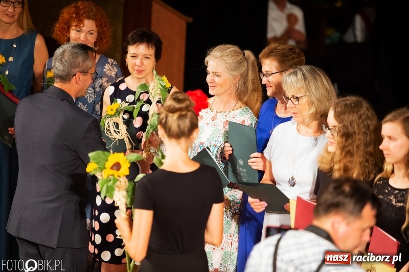 Zdjęcie w galerii na portalu naszraciborz.pl: Miejskie zakończenie roku szkolnego i nagrody dla najlepszych z najlepszych [FOTO i WIDEO] wiadomości z regionu