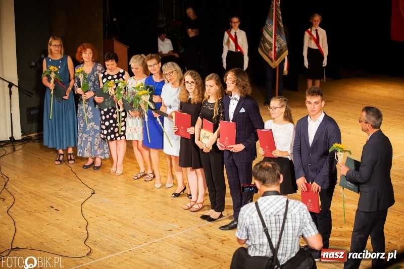 Zdjęcie w galerii na portalu naszraciborz.pl: Miejskie zakończenie roku szkolnego i nagrody dla najlepszych z najlepszych [FOTO i WIDEO] wiadomości z regionu
