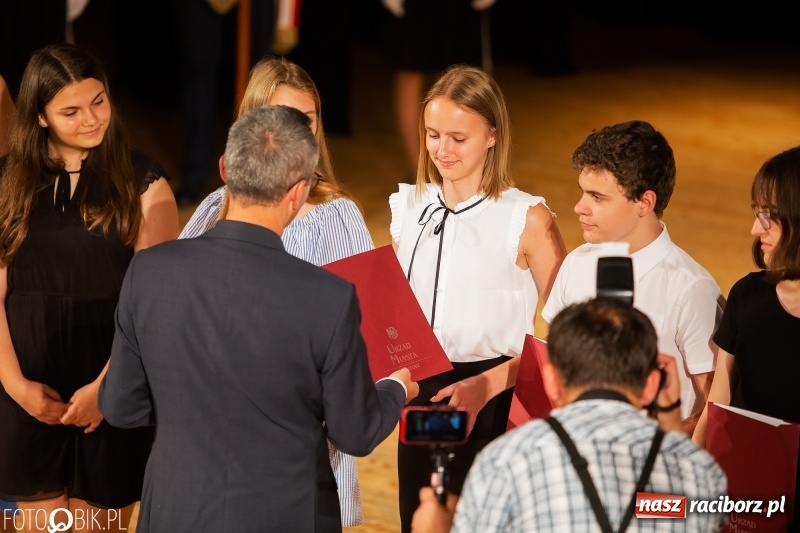 Zdjęcie w galerii na portalu naszraciborz.pl: Miejskie zakończenie roku szkolnego i nagrody dla najlepszych z najlepszych [FOTO i WIDEO] wiadomości z regionu