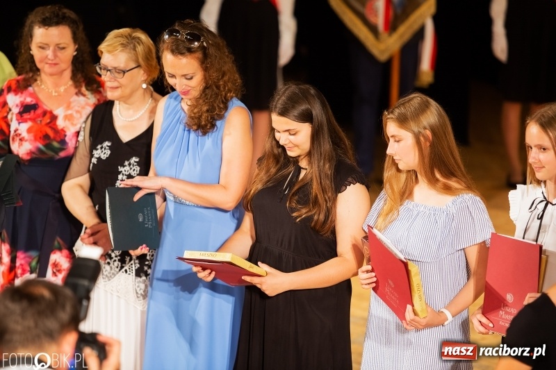Zdjęcie w galerii na portalu naszraciborz.pl: Miejskie zakończenie roku szkolnego i nagrody dla najlepszych z najlepszych [FOTO i WIDEO] wiadomości z regionu