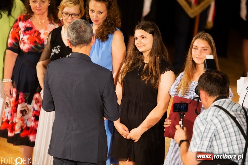 Zdjęcie w galerii na portalu naszraciborz.pl: Miejskie zakończenie roku szkolnego i nagrody dla najlepszych z najlepszych [FOTO i WIDEO] wiadomości z regionu